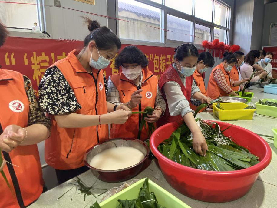 青口供電所黨支部聯(lián)合生產(chǎn)生活服務(wù)中心分會(huì)、黃沙坨社區(qū)，共同舉辦“悠悠艾草香 濃濃端午情”系列活動(dòng)。.png